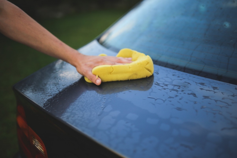 carrosserie-BONSON-min_cleaning_washing_carwash_sponge_car_auto_hand_man-722705